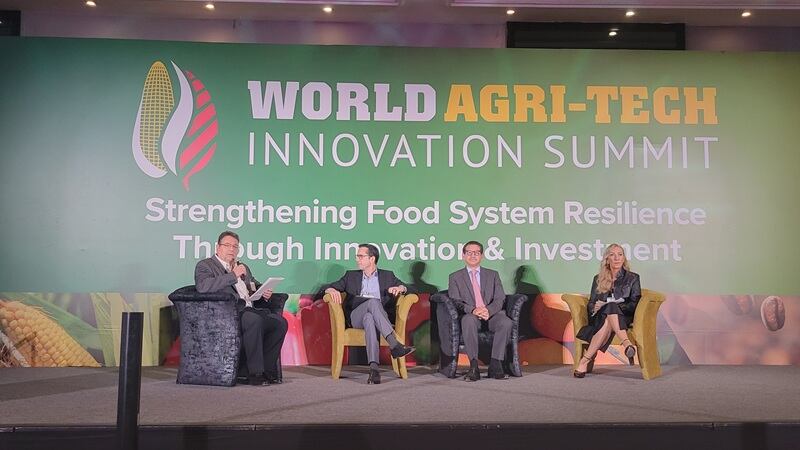 Manuel Bravo, CEO and President of Bayer Mexico, pictured second from the right.