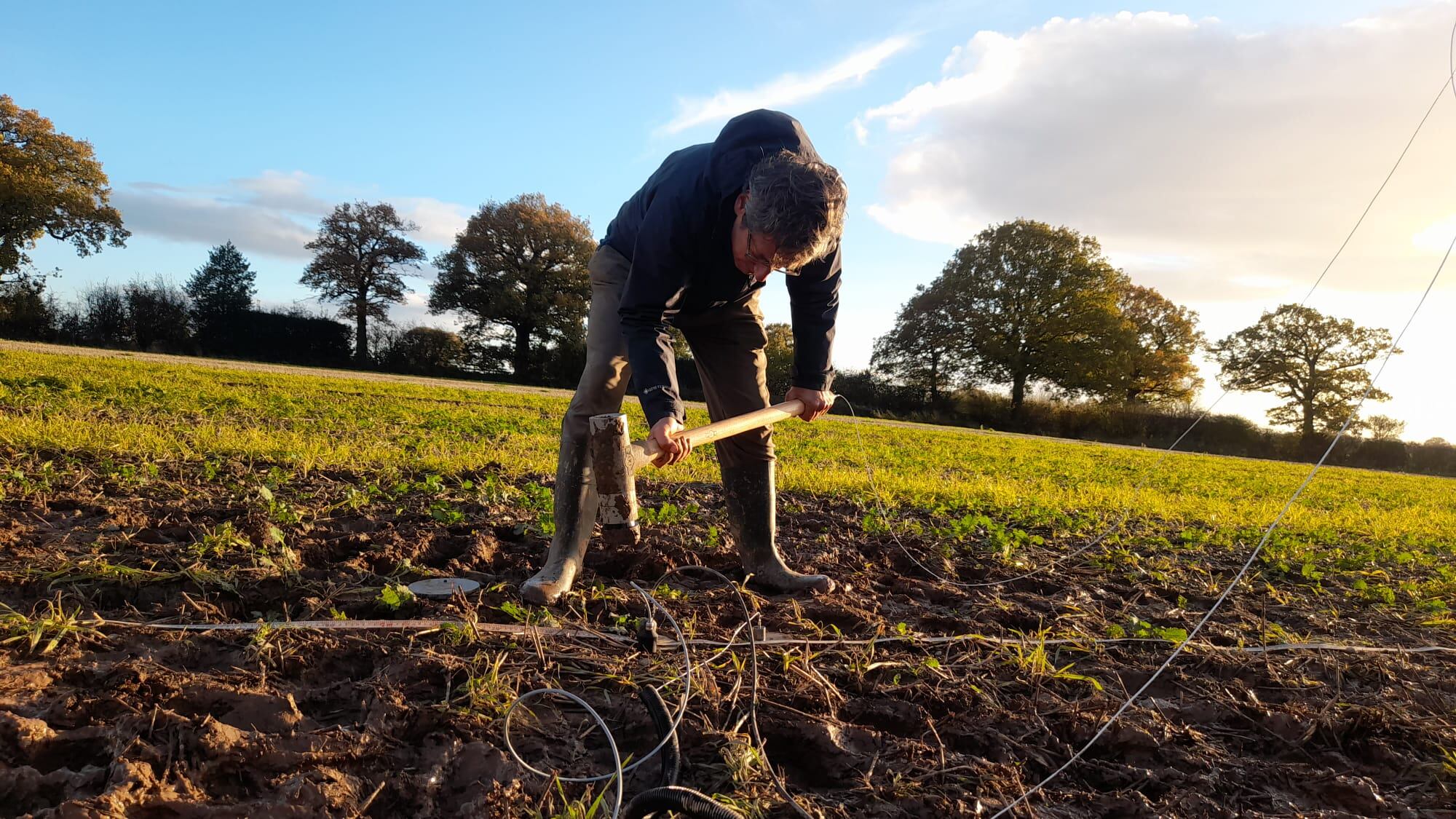 An Earth Rover Program team member conducting seismic wave sampling. The core team comprises 17 scientists, including two professors and 15 PhDs from nine countries.